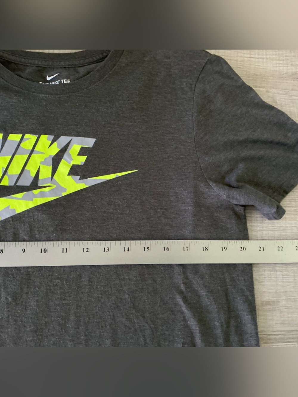 Nike Men’s Dark Gray Athletic-Cut Graphic T-Shirt – Large - Picture 4 of 5